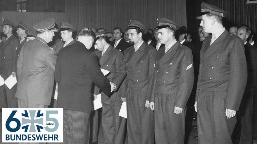 Am 12. November 1955 erhalten die ersten Soldaten der neuen Bundeswehr ihre Ernennungsurkunden von Verteidigungsminister Theodor Blank. Foto: picture-alliance / akg-images | akg-images