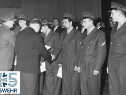 Am 12. November 1955 erhalten die ersten Soldaten der neuen Bundeswehr ihre Ernennungsurkunden von Verteidigungsminister Theodor Blank. Foto: picture-alliance / akg-images | akg-images