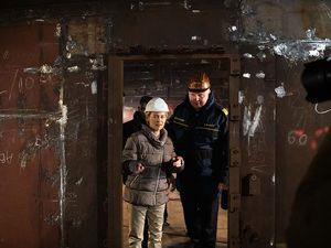 Ursula von der Leyen wird von Nils Brandt, dem Kommandanten der Gorch Fock, durch das Schiff geführt. Foto: picture alliance