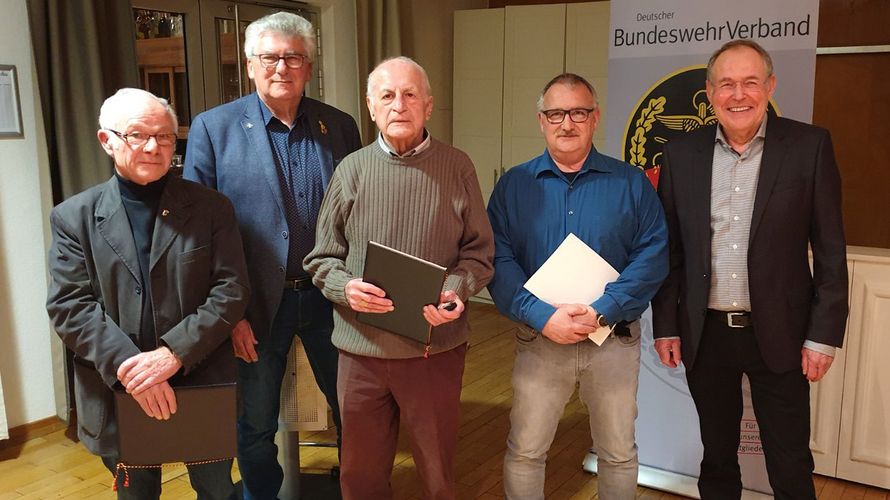 Nach der Ehrung (von links) OStFw a.D. Otmar Henkel, Bezirksvorsitzender Hptm a.D. Helmut Pries,  OStFw a.D. Gerhard Löwer, Hptm a.D. Bernd Lehnheiser und Kameradschaftsvorsitzender OStFw a.D. Klaus Böttcher. Foto: KERH