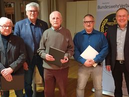 Nach der Ehrung (von links) OStFw a.D. Otmar Henkel, Bezirksvorsitzender Hptm a.D. Helmut Pries,  OStFw a.D. Gerhard Löwer, Hptm a.D. Bernd Lehnheiser und Kameradschaftsvorsitzender OStFw a.D. Klaus Böttcher. Foto: KERH