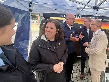 Am Stand des DBwV: Hauptmann Adrienne Meyer (Vors. Truppenkameradschaft Julius-Leber-Kaserne, von links), Landtagspräsidentin Kristina Herbst, Fregattenkapitän Jens Tischer (Bezirksvorsitzender), Ministerpräsident Daniel Günther und der Husumer Bürgermeister Martin Kindl. Foto: DBwV