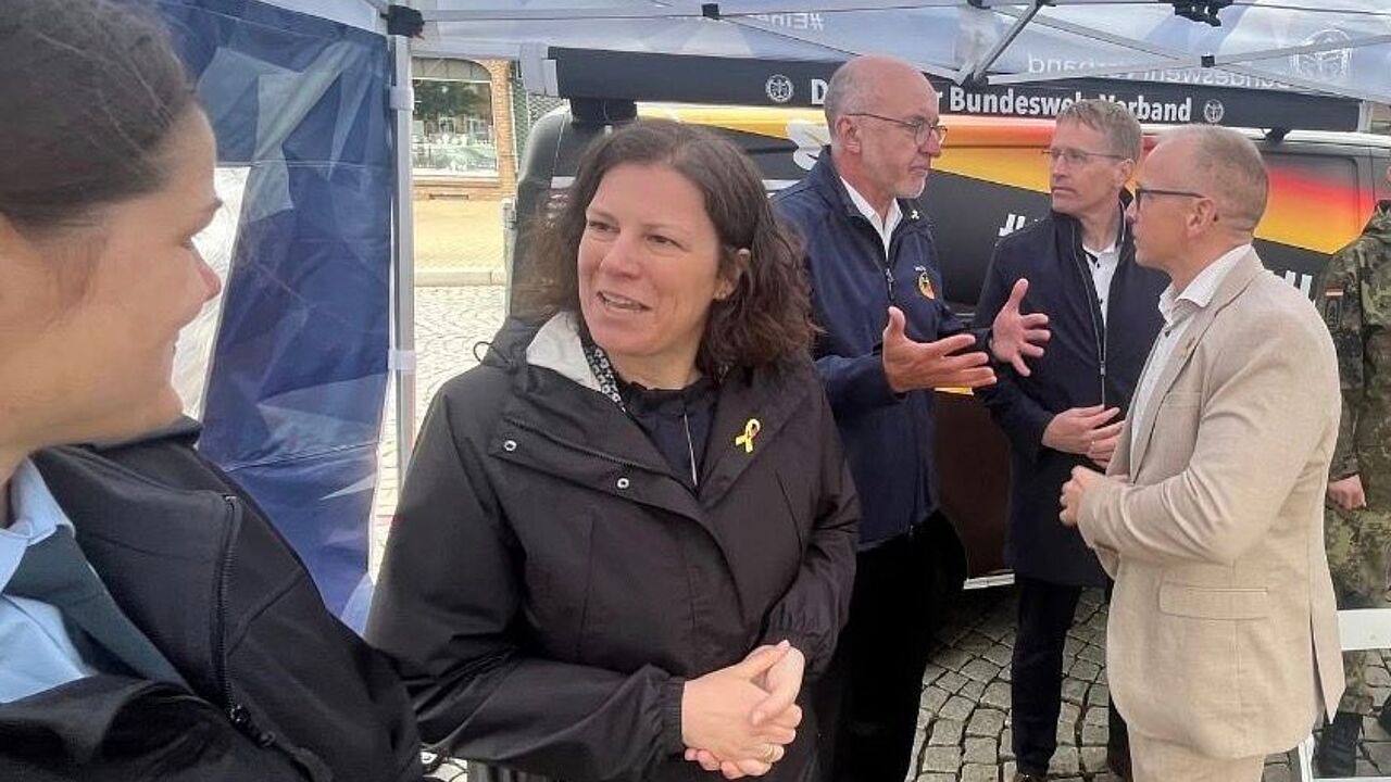 Am Stand des DBwV: Hauptmann Adrienne Meyer (Vors. Truppenkameradschaft Julius-Leber-Kaserne, von links), Landtagspräsidentin Kristina Herbst, Fregattenkapitän Jens Tischer (Bezirksvorsitzender), Ministerpräsident Daniel Günther und der Husumer Bürgermeister Martin Kindl. Foto: DBwV