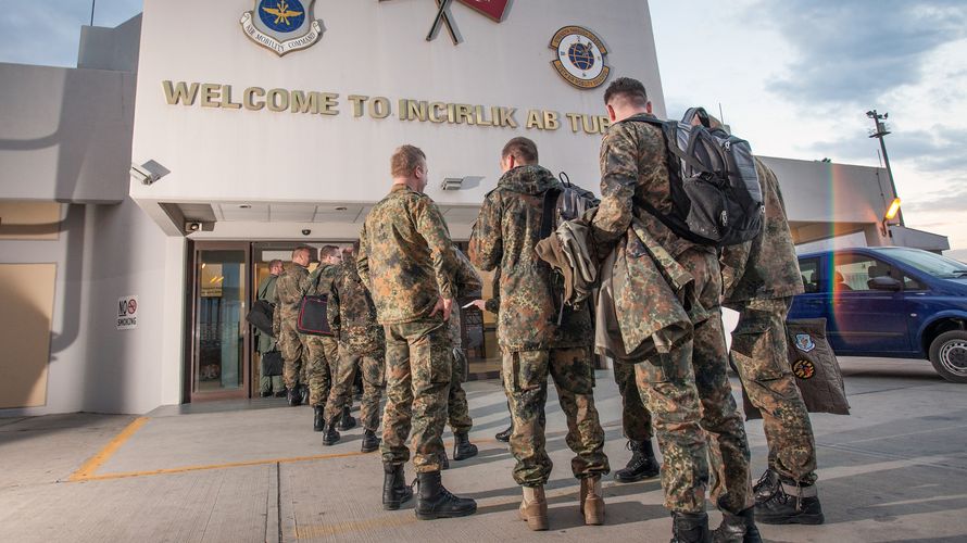 Ankunft deutscher Soldaten auf der Air Base im türkischen Incirlik. Jetzt wurden alternative Standorte ermittelt Foto: Bundeswehr