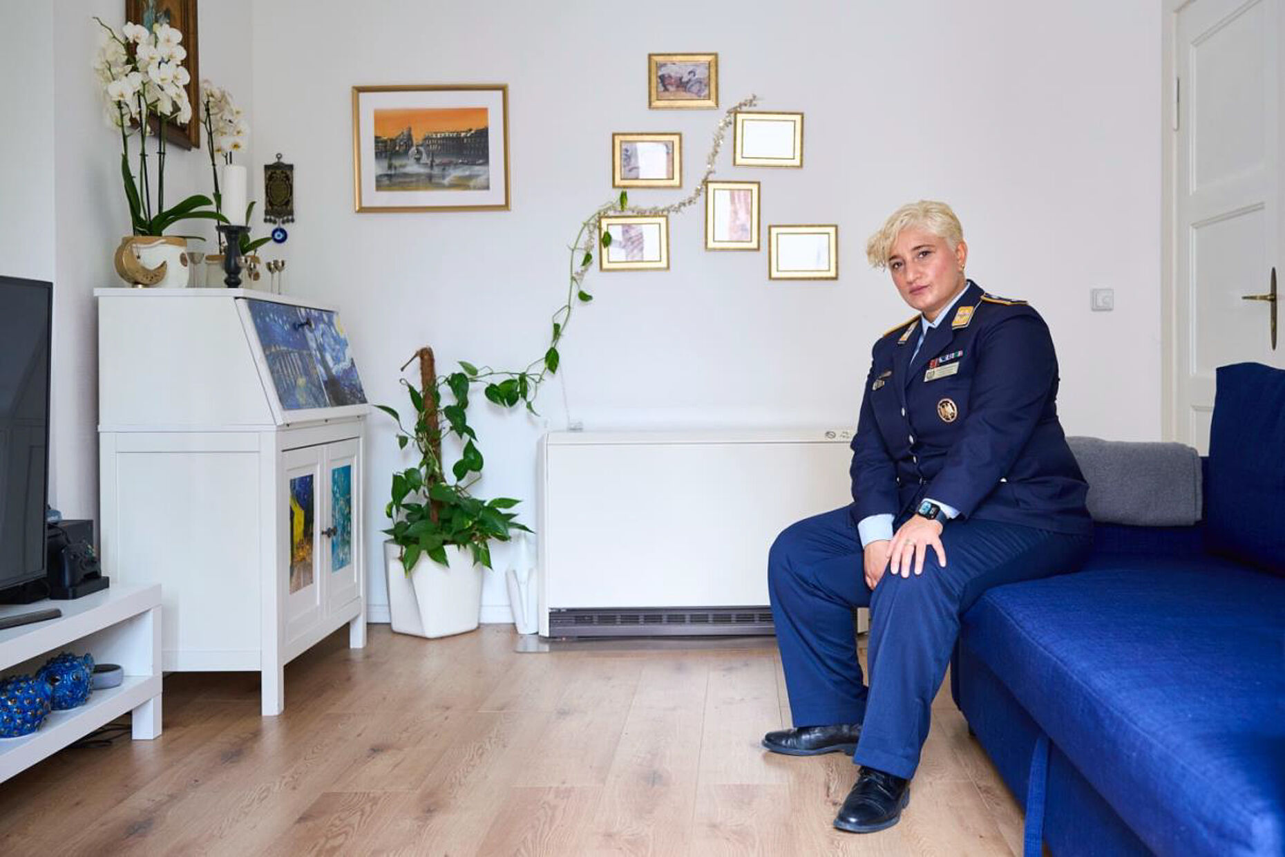 Mit einer Festbrennweite von 35 Millimetern fängt Jan Kraus die Umgebung so ein, dass Mensch und Raum gleichberechtigt wirken. Foto: Jan Kraus