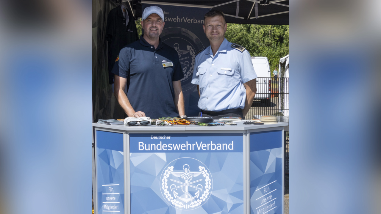 Vertreter der TruKa informierten im Namen des DBwV über dessen Leistungen. Foto: Bundeswehr