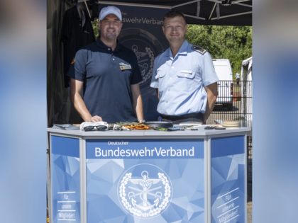 Vertreter der TruKa informierten im Namen des DBwV über dessen Leistungen. Foto: Bundeswehr