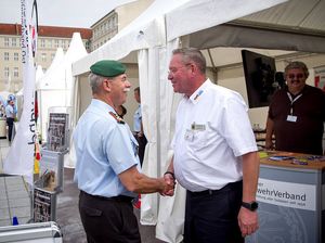 Der Inspekteur des Heeres, Generalleutnant Jörg Vollmer (l.), wird von Uwe Köpsel am DBwV-Stand begrüßt. Foto: DBwV/Bombeke