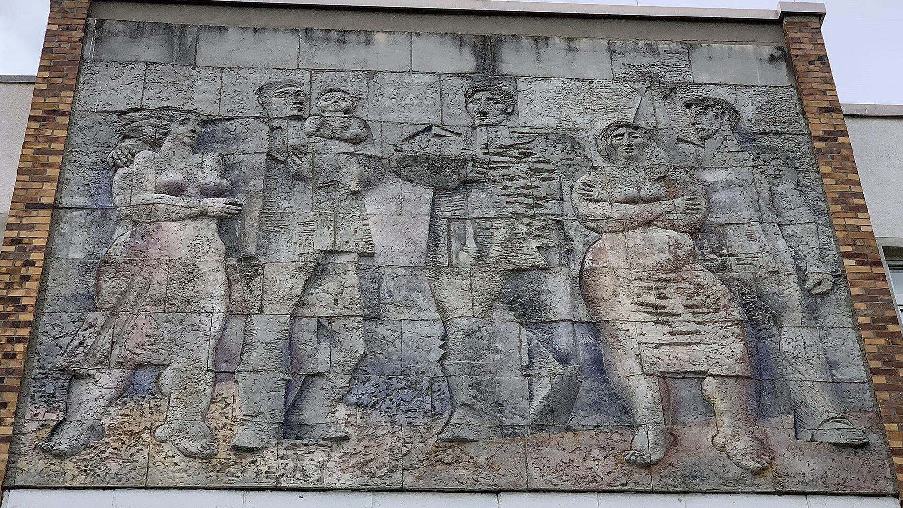 „Humanistischen Charakter der Nationalen Volksarmee“ ist das in der Kaserne erhaltene Wandreliefbild überschrieben. Foto: Steffen Braun