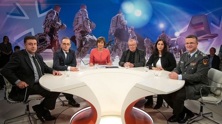 Im Studio: DBwV-Bundesvorsitzender André Wüstner (r.) im Talk bei Maybrit Illner (Mitte) mit dem deutsch-syrischen Journalisten Aktham Suliman (v. l.), Außenminister Heiko Maas (SPD), Außenpolitiker Ruprecht Polenz (CDU) und Souad Mekhennet. Foto: ZDF/Claudius Pflug