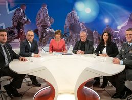 Im Studio: DBwV-Bundesvorsitzender André Wüstner (r.) im Talk bei Maybrit Illner (Mitte) mit dem deutsch-syrischen Journalisten Aktham Suliman (v. l.), Außenminister Heiko Maas (SPD), Außenpolitiker Ruprecht Polenz (CDU) und Souad Mekhennet. Foto: ZDF/Claudius Pflug