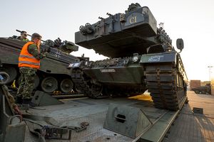 Verladung eines Kampfpanzers Leopard 2 auf einen niederländischen Schwerlasttransporter im Hafen von Fredrikstad Foto: Bundeswehr/Marco Dorow