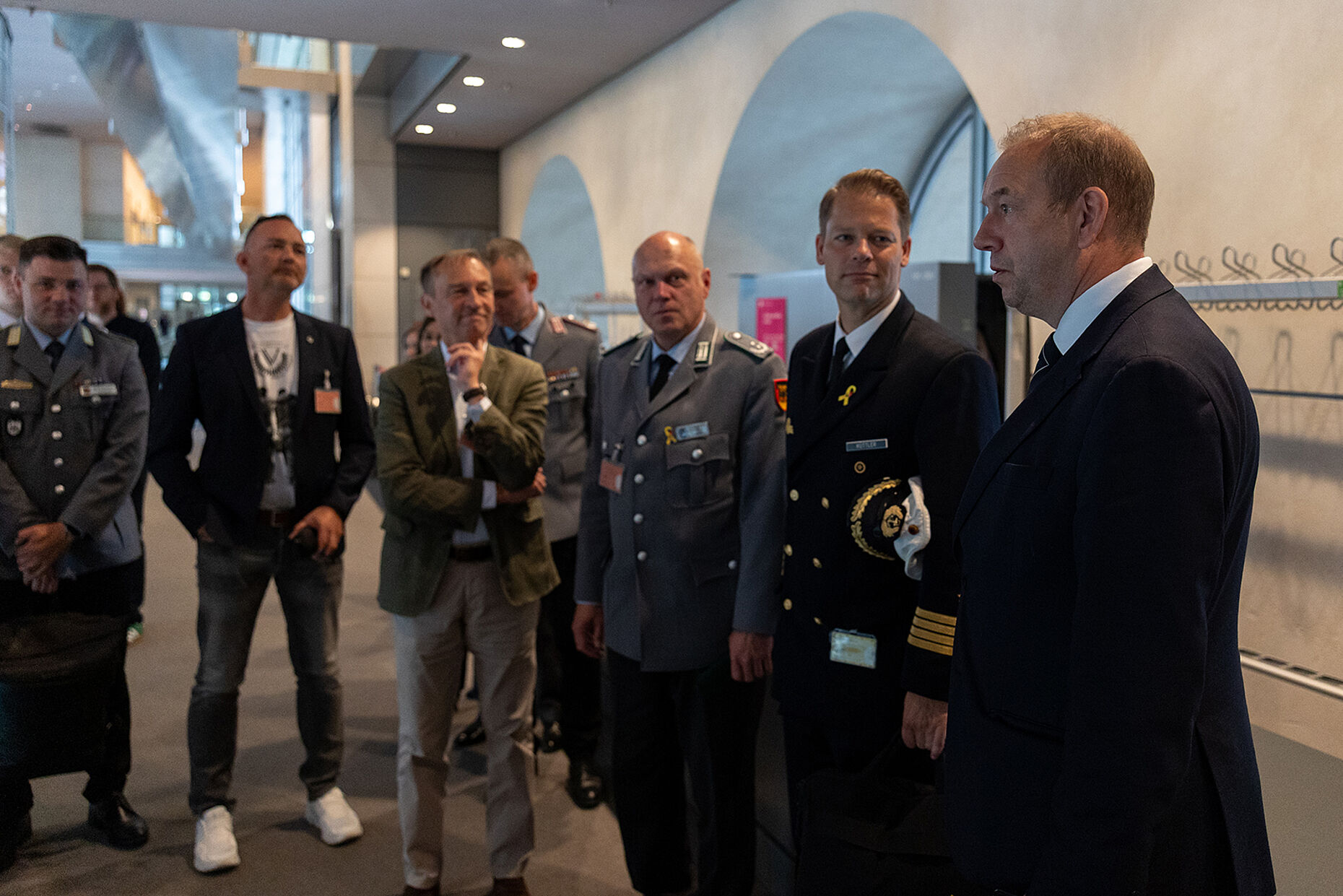 Im Anschluss an die Debatte suchte auch der Wehrbeauftragte Henning Otte (CDU) das Gespräch mit den anwesenden Veteraninnen und Veteranen. Foto: DBwV/Yann Bombeke