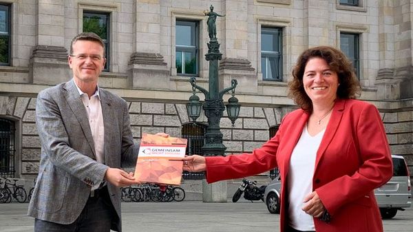 Vor dem Reichstagsgebäude übergab Oberstleutnant André Wüstner das Forderungspapier des DBwV zur Initiative "Gemeinsam statt einsam" an die CDU-Bundestagsabgeordnete Kerstin Vieregge. Foto: CDU