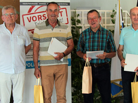 KERH-Vorsitzender Oberstleutnant a.D. Klaus Schwarzenberger für 50-jährige Mitgliedschaft geehrten Mitgliedern  Oberstleutnant a.D. Radostin Mutafoff, Oberstleutnant a.D. Karl-Eugen Fritz und Stabsfeldwebel a.D. Josef Lochner. Foto: Fotos: KERH BGL