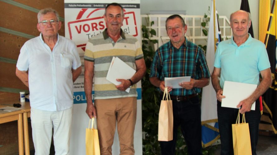 KERH-Vorsitzender Oberstleutnant a.D. Klaus Schwarzenberger für 50-jährige Mitgliedschaft geehrten Mitgliedern  Oberstleutnant a.D. Radostin Mutafoff, Oberstleutnant a.D. Karl-Eugen Fritz und Stabsfeldwebel a.D. Josef Lochner. Foto: Fotos: KERH BGL