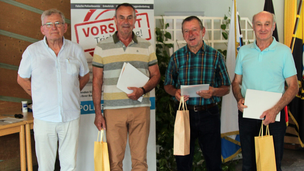 KERH-Vorsitzender Oberstleutnant a.D. Klaus Schwarzenberger für 50-jährige Mitgliedschaft geehrten Mitgliedern  Oberstleutnant a.D. Radostin Mutafoff, Oberstleutnant a.D. Karl-Eugen Fritz und Stabsfeldwebel a.D. Josef Lochner. Foto: Fotos: KERH BGL