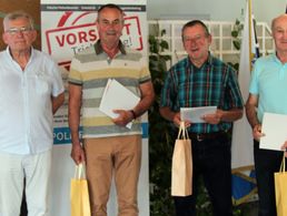 KERH-Vorsitzender Oberstleutnant a.D. Klaus Schwarzenberger für 50-jährige Mitgliedschaft geehrten Mitgliedern  Oberstleutnant a.D. Radostin Mutafoff, Oberstleutnant a.D. Karl-Eugen Fritz und Stabsfeldwebel a.D. Josef Lochner. Foto: Fotos: KERH BGL