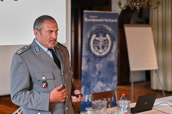 Landesvorsitzender Oberstleutnant a.D. Josef Rauch informierte mit einem kritischen Blick über aktuelle Entwicklungen in Politik, Bundeswehr und DBwV. Foto: Ingo Kaminsky