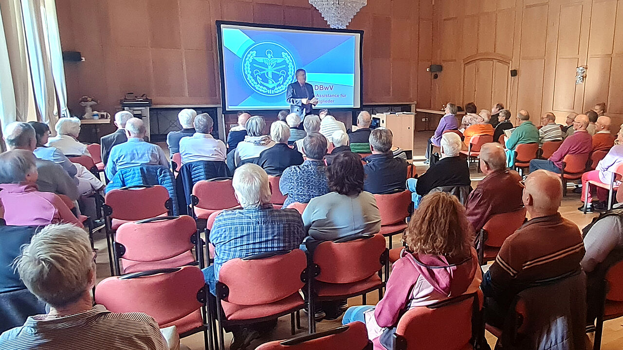 Ein gutbesetzter Saal in der OHG Kaufbeuren unterstrich das große Interesse am Vortrag von Bernhard Hauber zum Thema „Beihilfe und Pflege“. Foto: we