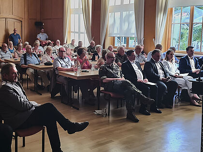 Voller Saal beim Jubiläumsfestakt: Die Vorsitzenden der Standortkameradschaft und der KERH Kaufbeuren, Oberstabsfeldwebel Marcus Wirsen und Hauptmann a.D. Friedel Wegner, begrüßten zahlreiche Gäste aus Politik, Bundeswehr und Verband zum 70-jährigen Jubiläum des DBwV. Foto: Friedel Wegner