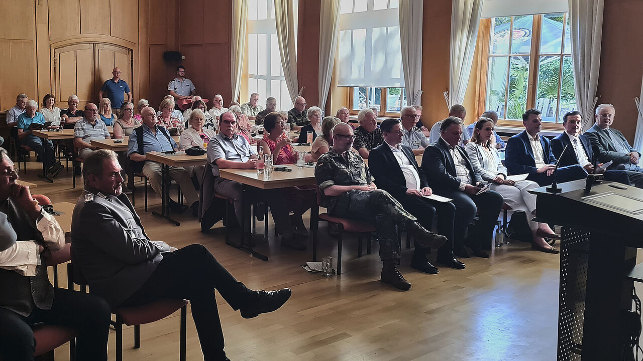 Voller Saal beim Jubiläumsfestakt: Die Vorsitzenden der Standortkameradschaft und der KERH Kaufbeuren, Oberstabsfeldwebel Marcus Wirsen und Hauptmann a.D. Friedel Wegner, begrüßten zahlreiche Gäste aus Politik, Bundeswehr und Verband zum 70-jährigen Jubiläum des DBwV. Foto: Friedel Wegner