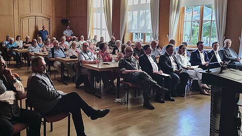 Voller Saal beim Jubiläumsfestakt: Die Vorsitzenden der Standortkameradschaft und der KERH Kaufbeuren, Oberstabsfeldwebel Marcus Wirsen und Hauptmann a.D. Friedel Wegner, begrüßten zahlreiche Gäste aus Politik, Bundeswehr und Verband zum 70-jährigen Jubiläum des DBwV. Foto: Friedel Wegner