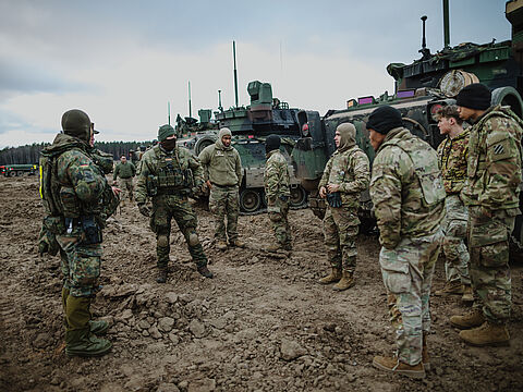 Deutsche und US-amerikanische Soldaten der Enhanced Forward Presence Battlegroup bei der multinationalen Übung Ramming Bull in Litauen. Foto: Bundeswehr/Jana Neumann