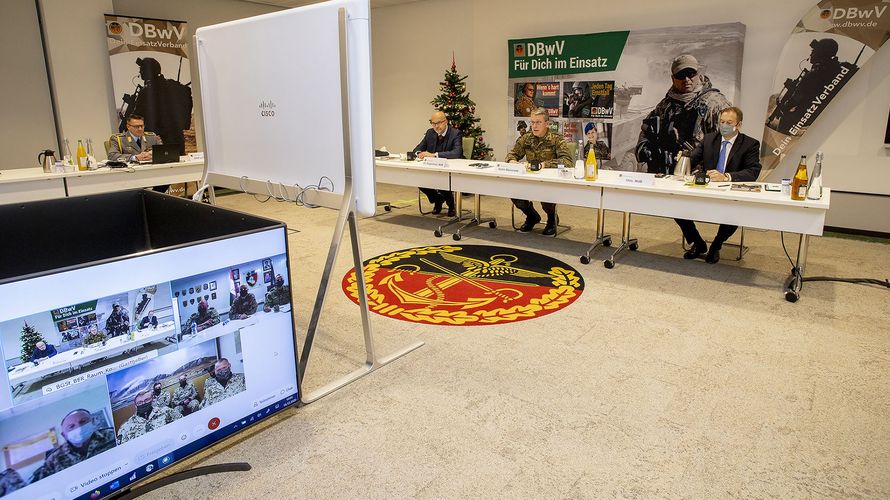 Der Stellvertretende Bundesvorsitzende Hauptmann Andreas Steinmetz (M.) und die Bundestagsabgeordneten Fritz Felgentreu (l.) und Henning Otte bei der Videokonferenz mit den Einsatzgebieten. Foto: DBwV/Yann Bombeke