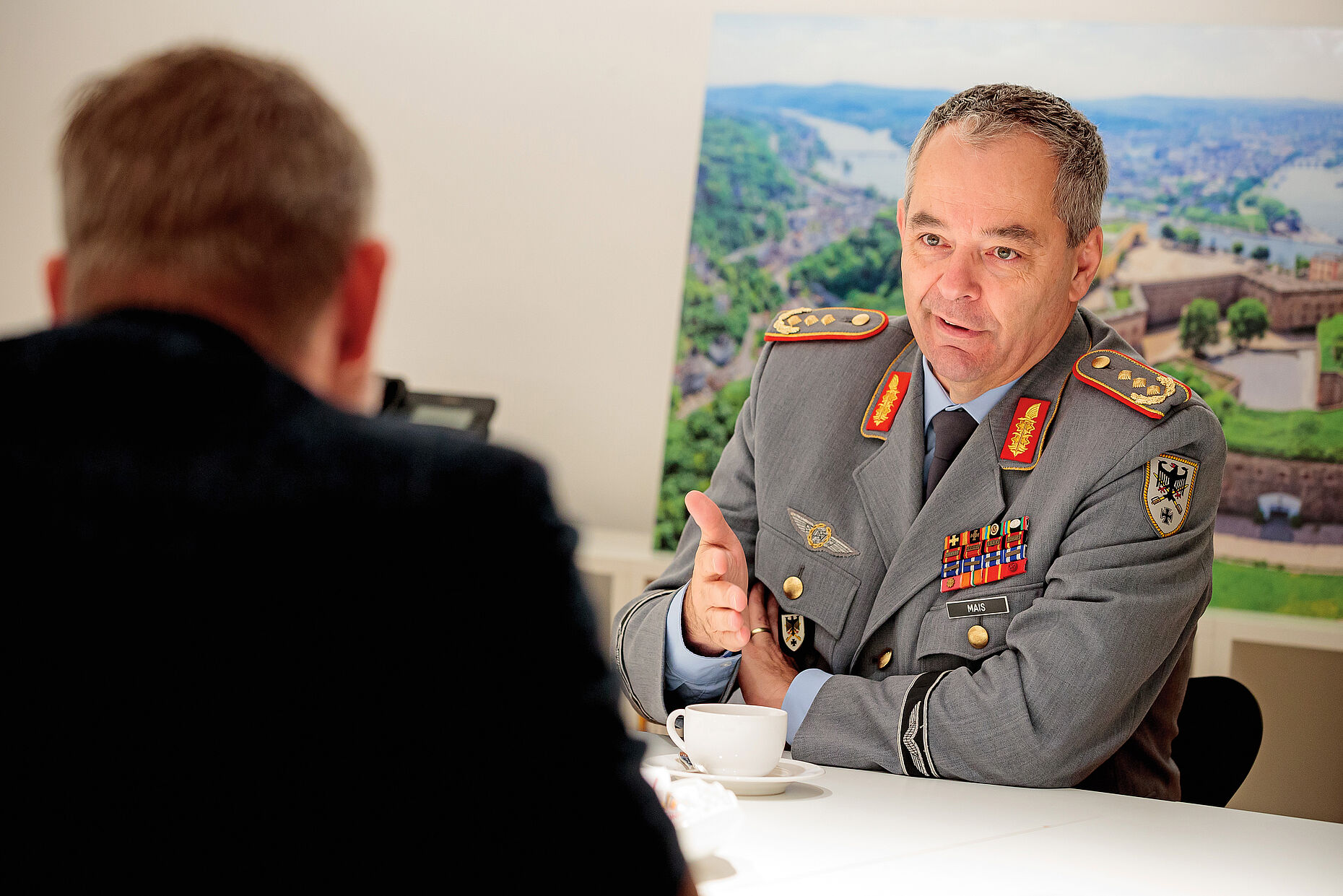 Im Gespräch: Alfons Mais zieht die Bilanz seiner Dienst- und Amtszeit als Inspekteur des Heeres. Foto: Bundeswehr/Marco Dorow