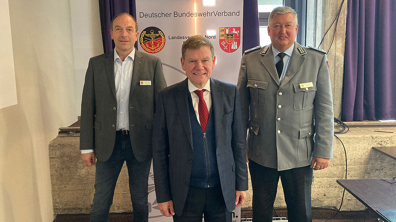 In Neumünster, v.l.n.r.: Der Bezirksvorsitzende Dirk Sommer, der Bundestagsabgeordnete Johann Wadephul und der Landesvorsitzende Nord, Oberstleutnant Thomas Behr. Foto: DBwV