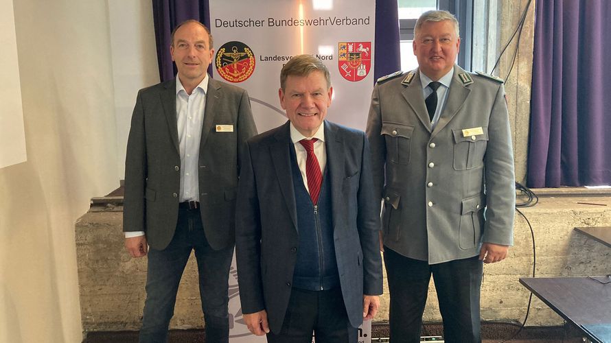In Neumünster, v.l.n.r.: Der Bezirksvorsitzende Dirk Sommer, der Bundestagsabgeordnete Johann Wadephul und der Landesvorsitzende Nord, Oberstleutnant Thomas Behr. Foto: DBwV