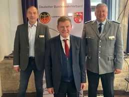 In Neumünster, v.l.n.r.: Der Bezirksvorsitzende Dirk Sommer, der Bundestagsabgeordnete Johann Wadephul und der Landesvorsitzende Nord, Oberstleutnant Thomas Behr. Foto: DBwV