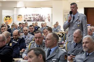 Diskussionsbedarf bei den "Spießen". Fotos: Bundeswehr/ Kai-Axel Döpke