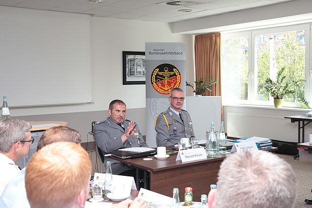 OTL Josef Rauch, stellvertretender Landesvorsitzender Süddeutschland, und der Beauftragte des DBwV für die Ansprechpartner im Einsatz, OStFw Stefan Weyer, führten durch das Programm Foto: DBwV/Kleinemas