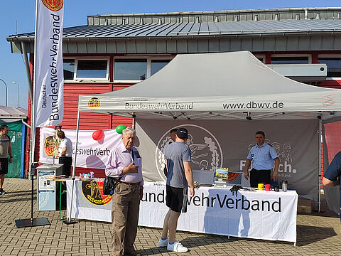 Bereits kurz nach Öffnung der Kasernentore kamen die ersten Besucher an den Stand des DBwV. Foto: Rainer Riedel