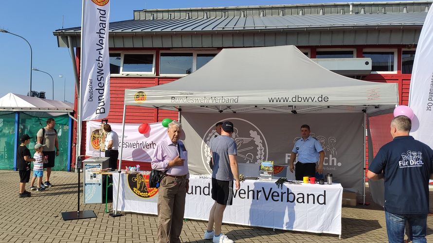 Bereits kurz nach Öffnung der Kasernentore kamen die ersten Besucher an den Stand des DBwV. Foto: Rainer Riedel