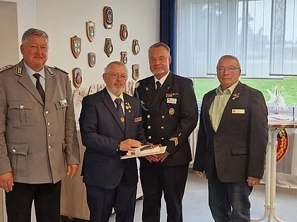 Thomas Behr (von links), Rudi Haardt, Jens Wohlgemuth und der Wilhelmshavener ERH-Vorsitzende Jochen Schmelzer. Foto: DBwV