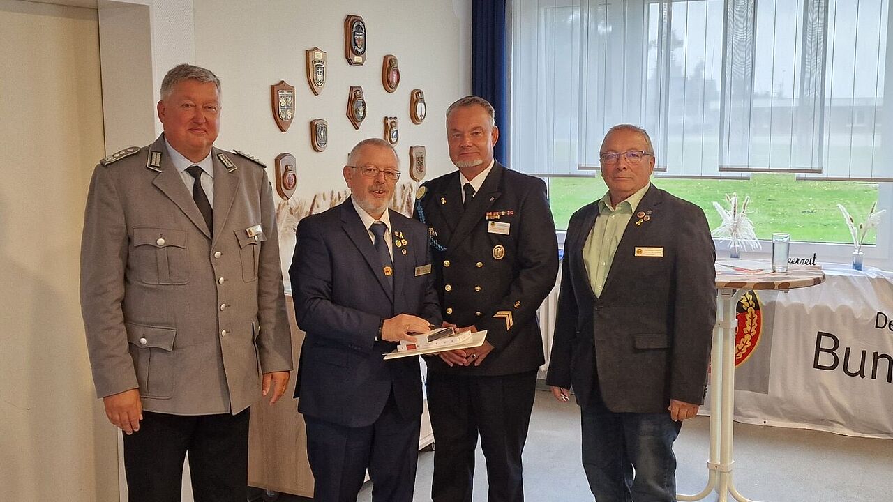 Thomas Behr (von links), Rudi Haardt, Jens Wohlgemuth und der Wilhelmshavener ERH-Vorsitzende Jochen Schmelzer. Foto: DBwV