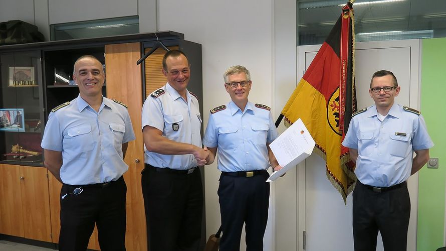 Ein langjähriges Mitglied wird auf der Hardthöhe geehrt: Generalleutnant Peter Bohrer (2.v.r.) erhielt von Oberstleutnant Linus Strelau (2.v.l.), Oberstabsfeldwebel Jürgen Görlich (l.) und Stabsfeldwebel Thomas Schwappacher die Urkunde für vier Jahrzehnte