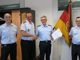 Ein langjähriges Mitglied wird auf der Hardthöhe geehrt: Generalleutnant Peter Bohrer (2.v.r.) erhielt von Oberstleutnant Linus Strelau (2.v.l.), Oberstabsfeldwebel Jürgen Görlich (l.) und Stabsfeldwebel Thomas Schwappacher die Urkunde für vier Jahrzehnte