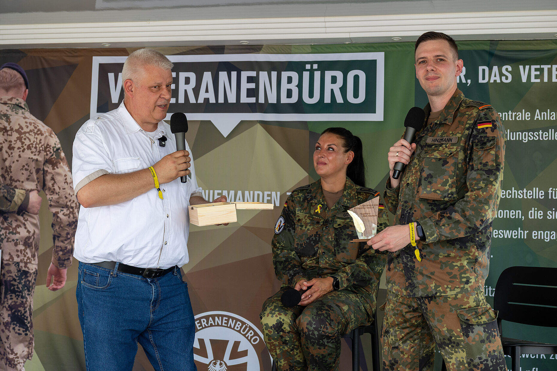 Hauptmann a.D. Ingo Zergiebel (l.) übergab den Autorenpreis Veteranenliteratur an Hauptmann Marc Hinzmann. Foto: DBwV/Yann Bombeke