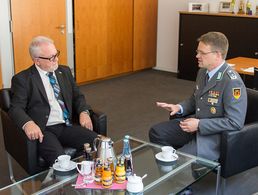 Oberstleutnant André Wüstner im Gespräch mit dem Vorsitzenden des Verteidigungsausschusses, Wolfgang Hellmich.