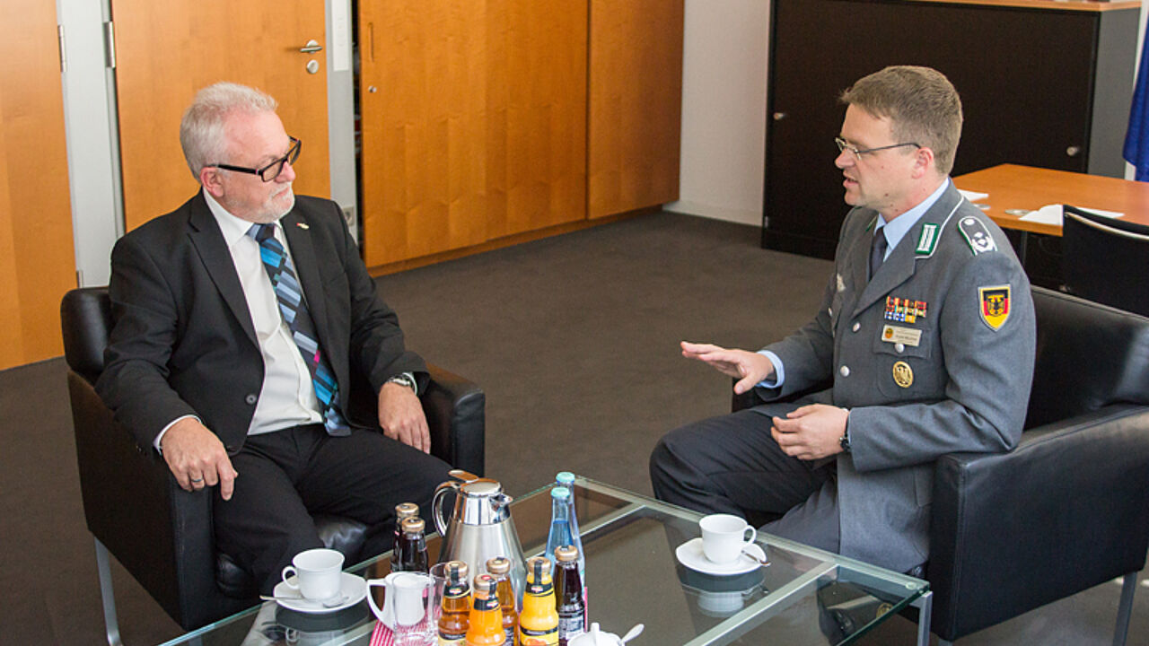 Oberstleutnant André Wüstner im Gespräch mit dem Vorsitzenden des Verteidigungsausschusses, Wolfgang Hellmich.