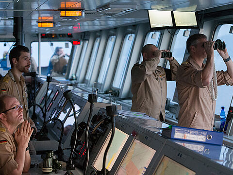 Bundeswehrsoldaten auf der Schiffsbrücke bei der Überwachung des Seeraums. Foto: Bundeswehr/Tom Twardy