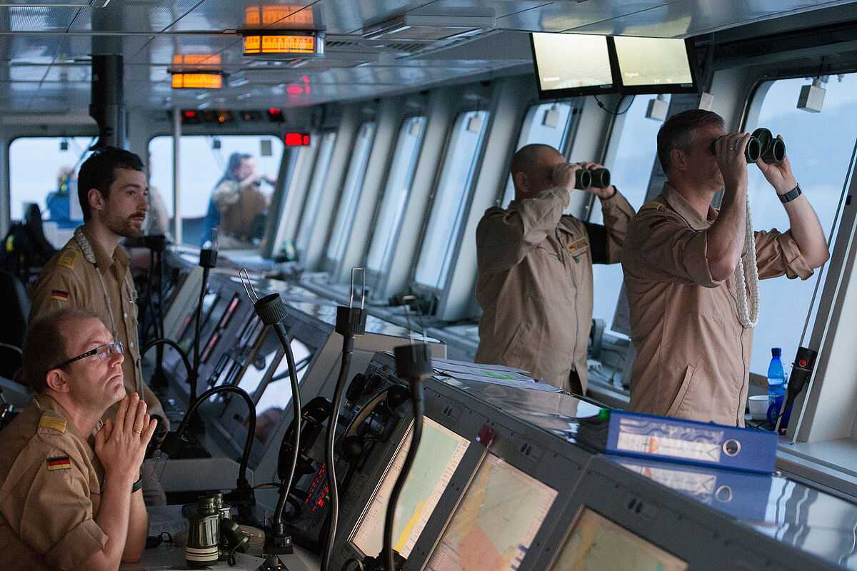 Bundeswehrsoldaten auf der Schiffsbrücke bei der Überwachung des Seeraums. Foto: Bundeswehr/Tom Twardy