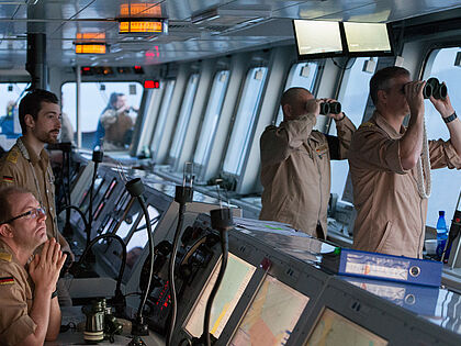 Bundeswehrsoldaten auf der Schiffsbrücke bei der Überwachung des Seeraums. Foto: Bundeswehr/Tom Twardy
