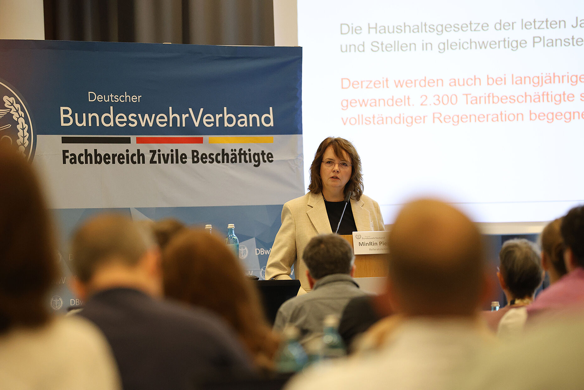 Dr. Ulrike Pieper-Jordan, Referatsleiterin R II 2 im BMVg, stellt die Arbeit der AG Zukunft Zivilbeschäftigte vor. Foto: DBwV/Eva Krämer