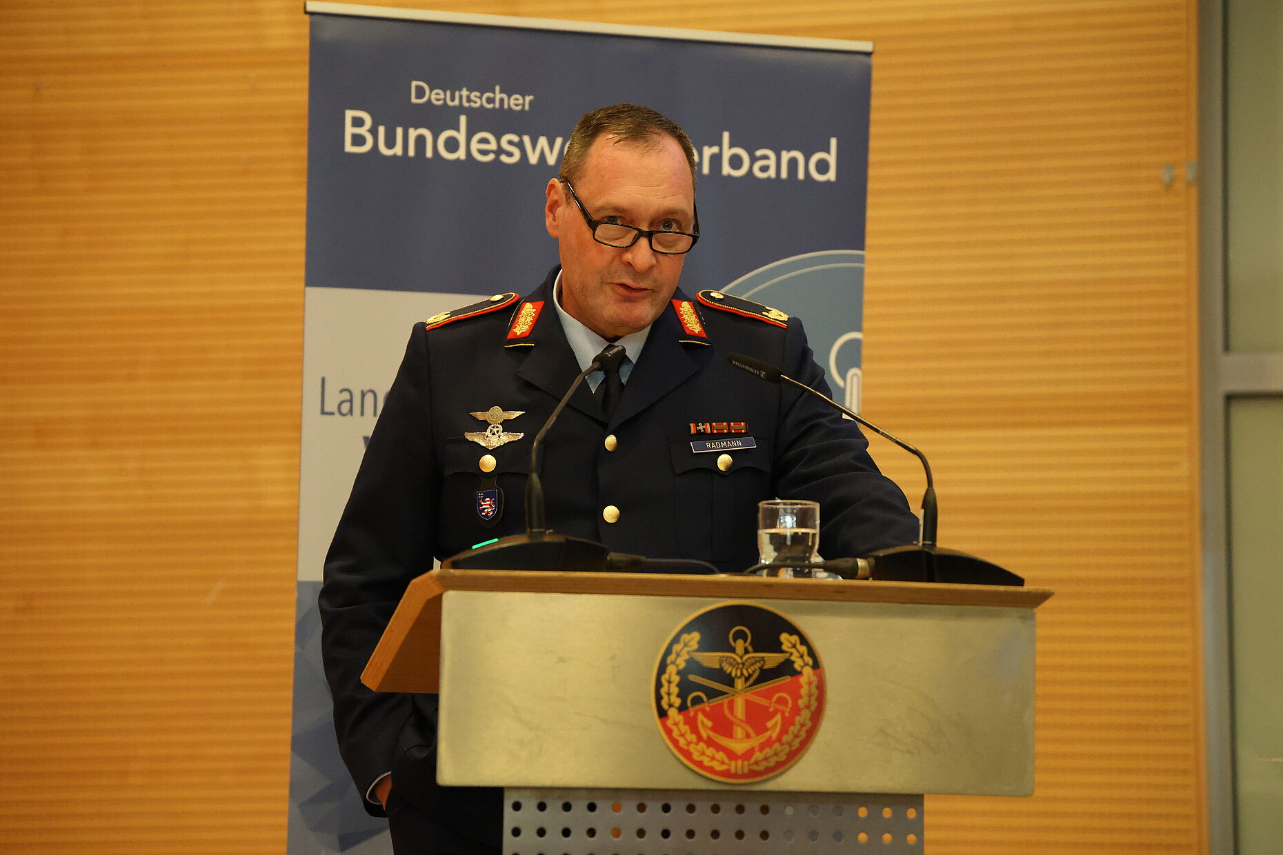 General Volker Radmann, Kommandeur des Landeskommandos Hessen, war Gastredner zum Auftakt der Landesversammlung West. Er betonte die wichtige Rolle des DBwV, um die Herausforderungen der Zukunft für die Bundeswehr zu meistern. Foto: DBwV
