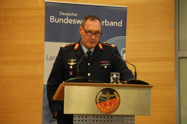 General Volker Radmann, Kommandeur des Landeskommandos Hessen, war Gastredner zum Auftakt der Landesversammlung West. Er betonte die wichtige Rolle des DBwV, um die Herausforderungen der Zukunft für die Bundeswehr zu meistern. Foto: DBwV